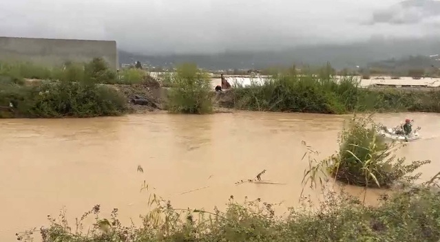 Muğla Dalaman'da su baskınında mahsur kalan kişi ve 33 hayvan ekiplerce kurtarıldı