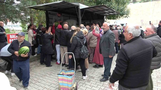 Amasya'da Faruk Kodek sezonun son karpuzlarından 10 tondan fazlasını ücretsiz dağıttı