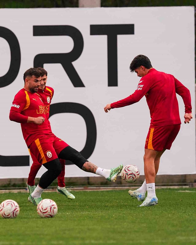 Galatasaray, Fenerbahçe maçı öncesi Kemerburgaz'da taktik çalışmayla hazırlandı