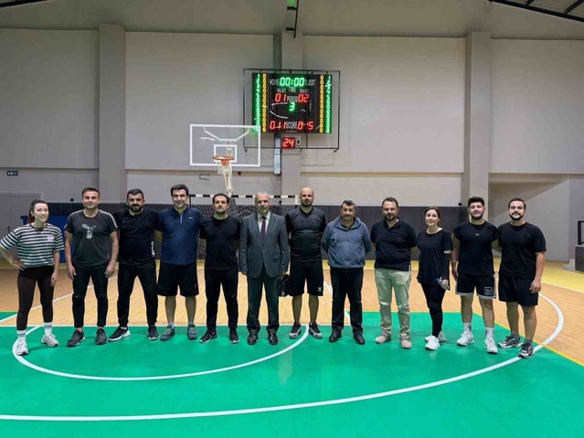 Koçarlı İlçe Milli Eğitim takımı voleybolda iki maçı da kazanarak zirveye yerleşti