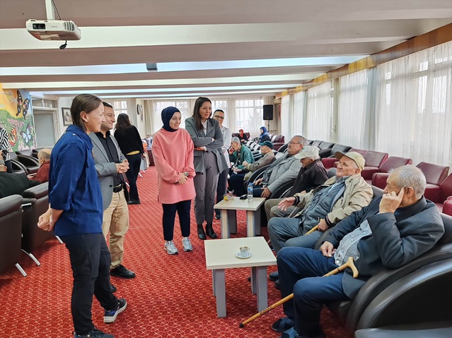 Edirne Huzurevi sakinlerinin ağız ve diş kontrolünü sağlık ekibi yaptı