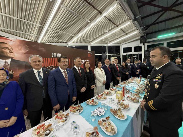 Zonguldak Valisi Hacıbektaşoğlu, Cumhuriyet'in 103. yılını resepsiyonda kutladı