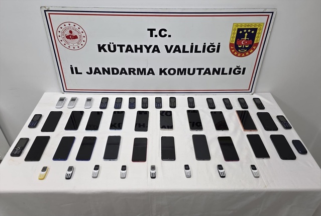Simav'da 3 iş yerine baskın yapan jandarma 45 kaçak telefon ele geçirdi