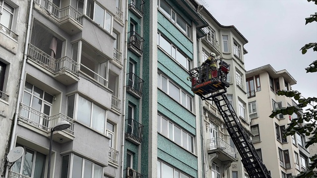Şişli'de 8 katlı boş binanın üst katında çıkan yangın itfaiye ekiplerince söndürüldü