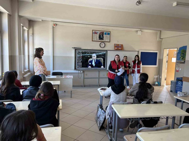 Düzce'de Kızılay Kadın Kolları lise öğrencilerine gönüllülüğü anlattı