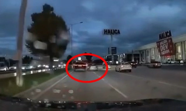 Bursa Nilüfer'de iki sürücü araçlarını birbirinin önüne kırdı, o anlar kamerada