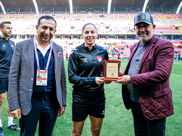 Kayserispor Başkanı Ali Çamlı, kadın hakem Asen Albayrak'a plaket takdim etti