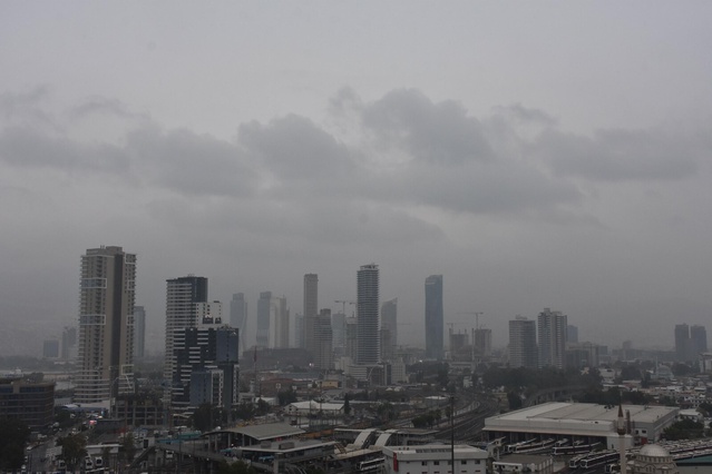 İzmir'de hafif yağmurun ardından sis etkili oldu, Meteoroloji sağanak uyarısı yaptı
