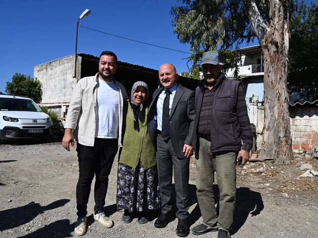AB tescilli Söke pamuğunun hasadına katılan Vali Varol, üreticilerle pamuk topladı