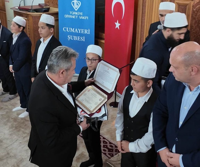 Düzce'nin Cumayeri ilçesinde hafızlığını tamamlayan 12 öğrenciye belgeleri verildi