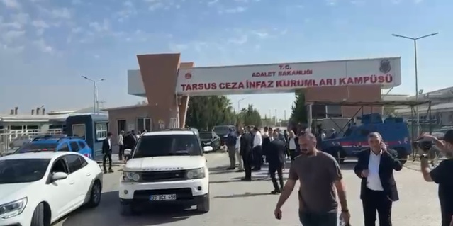 Yeni Parti lideri Özel, tutuklu belediye başkanlarını Tarsus Cezaevi'nde ziyaret etti