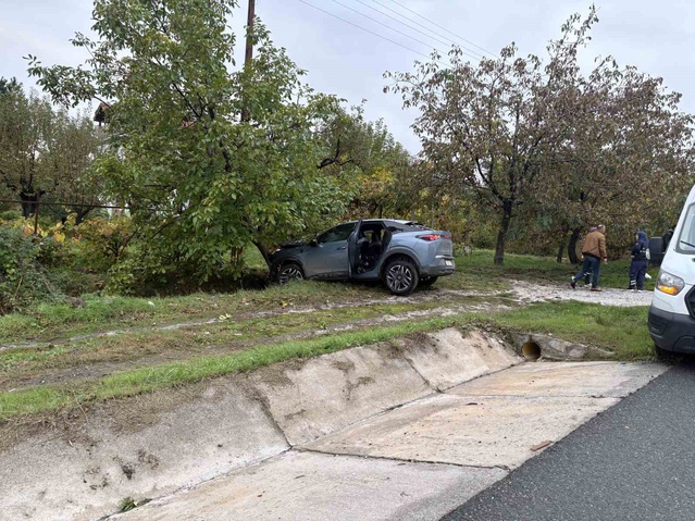Kastamonu Tosya'da cip hafif ticari araca çarpıp ağaca savruldu, 1 kişi yaralandı