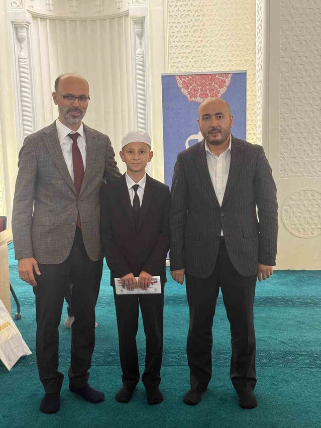 Erkmen Hafızlık Kursu öğrencisi Ahmet Çakır, Kur'an yarışmasında Ege ikincisi oldu