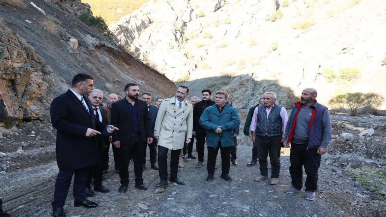 Erzincan Valisi Aydoğdu, yağıştan zarar gören köyde incelemelerde bulundu