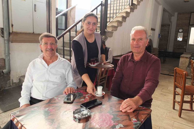 Burhaniye'de kahvehanelerde çay yerine süt içenlerin günlük tüketimi 15 litreyi buldu