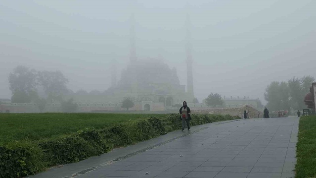 Edirne'de sis Selimiye Camii'ni bir süre görünmez yaptı, yağmur bekleniyor
