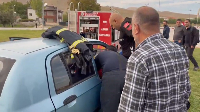 Elazığ Kovancılar'da refüje çarpan otomobildeki 2 yaralı kurtarıldı