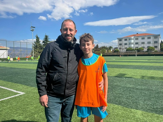 İzmir Konak Gültepe'de dezavantajlı çocuklar gönüllü hocalarla futbol eğitimi alıyor