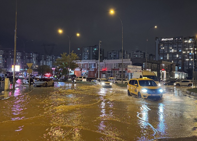 Kahramanmaraş'ta sağanak su birikintilerine yol açtı, sürücüler zorlandı