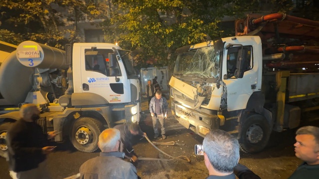 Avcılar'da el freni çekilmeyen beton pompası yokuştan kayarak 7 araca çarptı