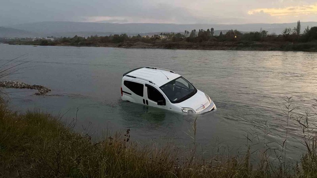 Tokat Erbaa'da su yükselince 4 arkadaşın otomobili kurtarılmaya çalışılıyor