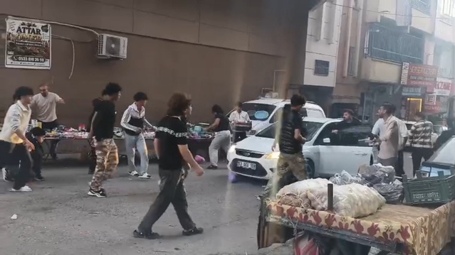 Şanlıurfa'da pazar yerinde çıkan sopalı bıçaklı kavgada 3 kişi yaralandı