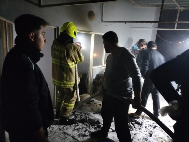 Havran'da aküler patlayınca çıkan yangında dumandan etkilenen kişi hastaneye kaldırıldı