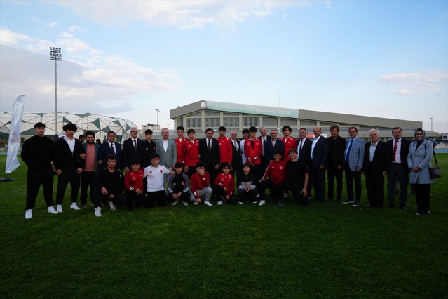 Konya'da Amatör Spor Haftası Atatürk Anıtı'na çelenk bırakılması ve kortejle başladı