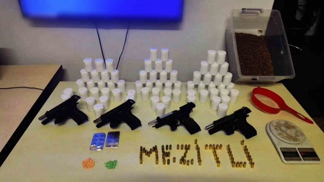 Mezitli'de uyuşturucu operasyonu: 3 bin 668 sentetik hap ve 4 tabanca ele geçirildi