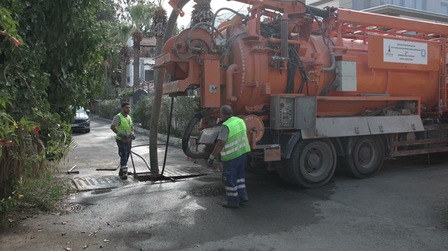 İzmir Büyükşehir Belediyesi 11 ilçede 117 bin 762 yağmur suyu ızgarasını temizledi