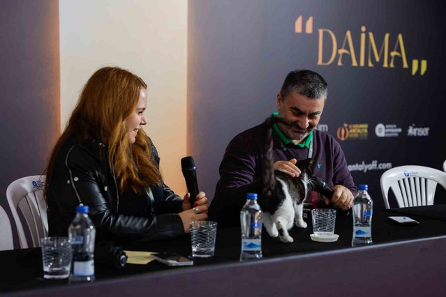 Altın Portakal'da uzun metraj yarışma filmlerinin ekipleri sinemaseverlerle buluştu