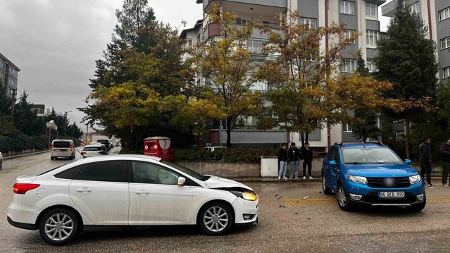 Beypazarı'nda kontrolsüz kavşakta iki otomobil çarpıştı, kız çocuk gözetimde