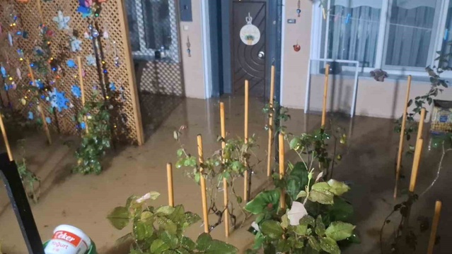 İstanbul Beykoz'da sağanak nedeniyle hayat adeta felç oldu, evleri su bastı