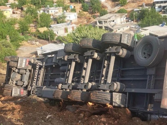 Adıyaman Gerger'de kontrolden çıkan tır yan yattı, tırdaki 1 kişi yaralandı