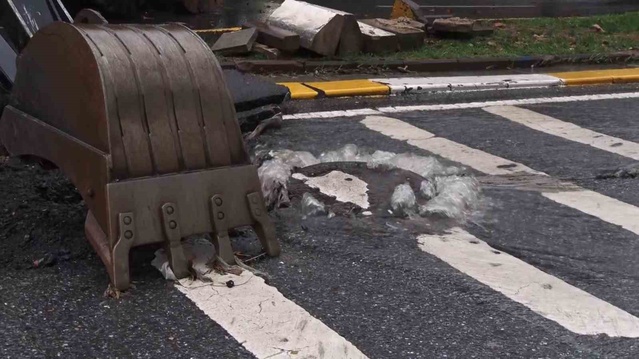 İstanbul Eyüpsultan'da sağanakta yol çökmesi trafiği kilitledi
