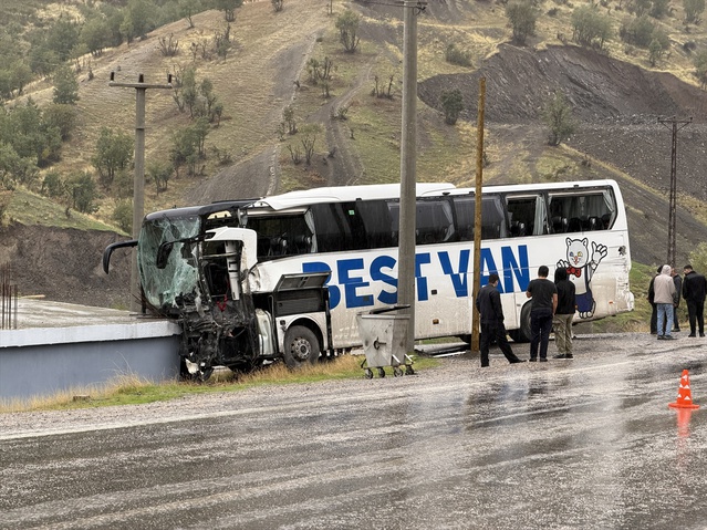Şırnak Uludere'de tırla çarpışan yolcu otobüsü eve çarparak durdu, 15 kişi yaralandı