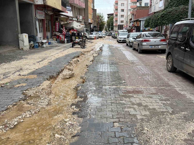 Mardin Mazıdağı'nda yağış sonrası yollarda dev çukurlar oluştu, araçlar mahsur kaldı