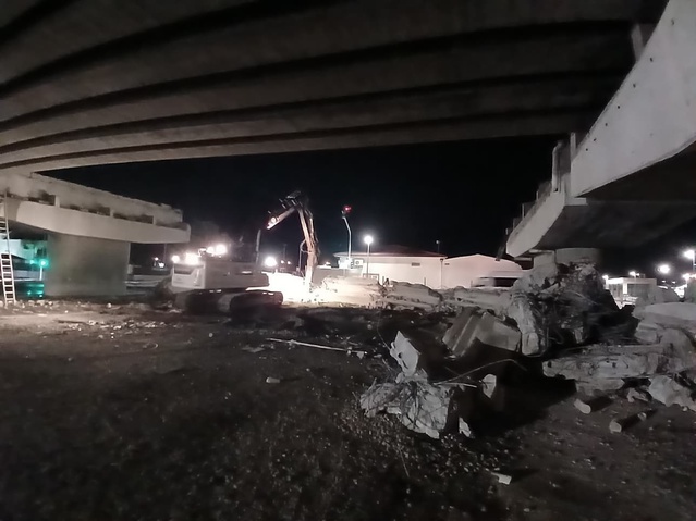 Trabzon'daki Reşadiye Viyadüğü'nde beton kirişler vinçle gece gündüz sökülüyor