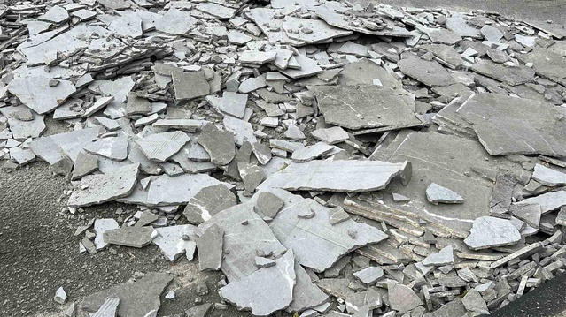 Burdur'da tırdan yola düşen mermerler tek şeridi kapattı, tıra ceza kesildi
