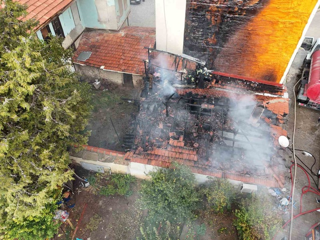 Uşak'ta pazara giden annenin evi küle döndü! Kundakladığı iddia edilen kızı aranıyor