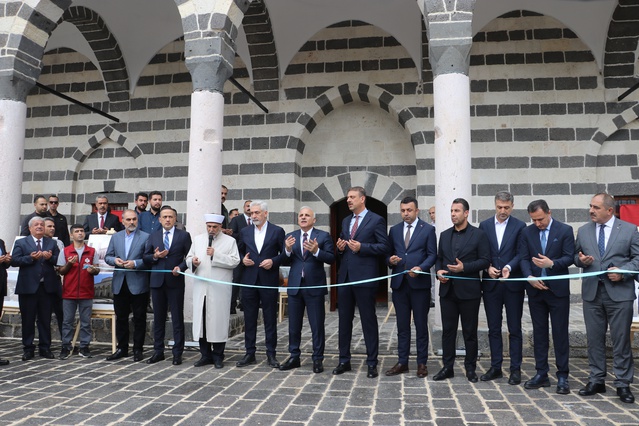 Depremde hasar gören 10 camiden 6'sı Diyarbakır ve Bingöl'de törenle ibadete açıldı