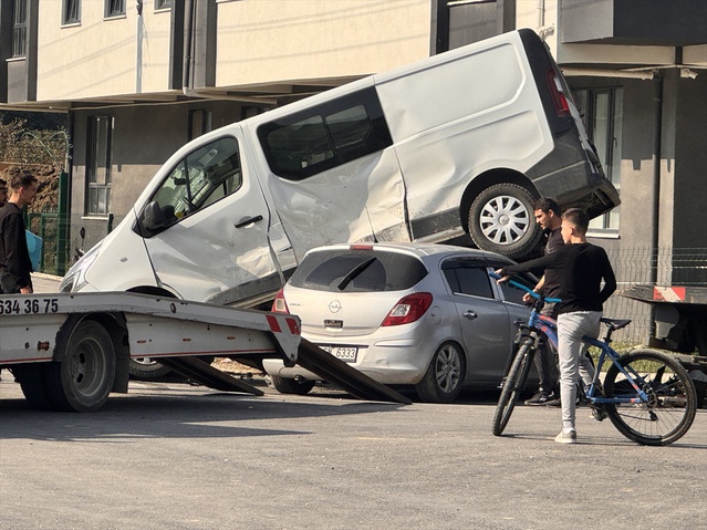 Düzce'de otomobil ile panelvanın çarpıştığı kazada 3 kişi yaralandı