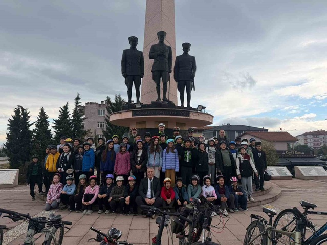 Burhaniye'de Cumhuriyet Bisiklet Turu 49 öğrencinin katılımıyla tamamlandı