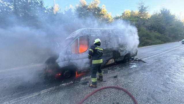 Bodrum'da alev alan servis minibüsünden sürücü 3 öğrenciyi tahliye etti