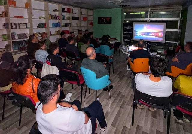 Muğla'da gönüllü gençler fotoğrafçılık eğitiminde günlük yaşamı karelere taşıyor