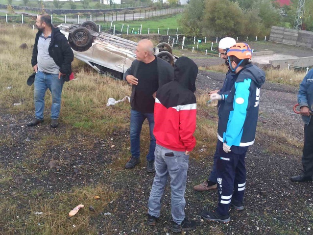 Bingöl'de otomobil takla attı: 2 yaralı