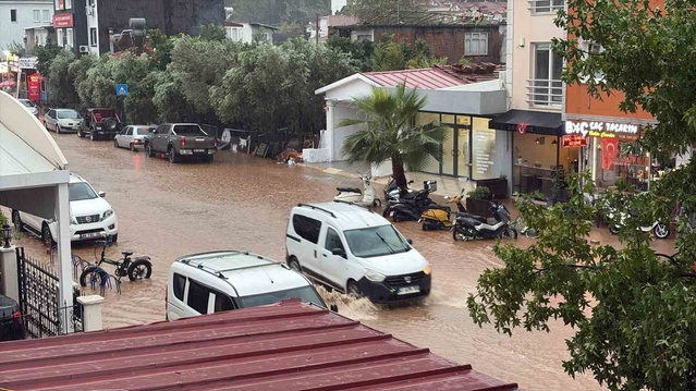 Fethiye'de sağanak yolları suya teslim etti, bir otomobil içindekilerle mahsur kaldı