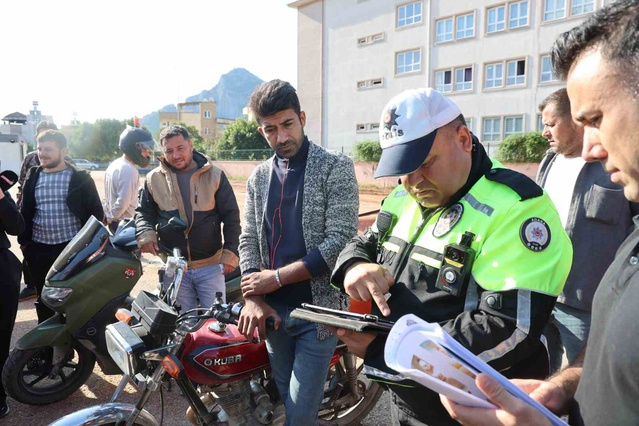 Kozan'da motokuryelere trafik eğitimi verildi, polis paketi 10 dakikada götürün dedi