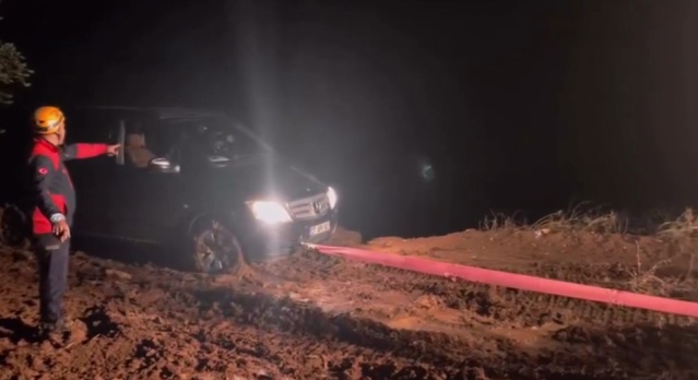 İki araç Kilis Çakallıpınar'da çamura saplandı, AFAD ve Jandarma kurtardı