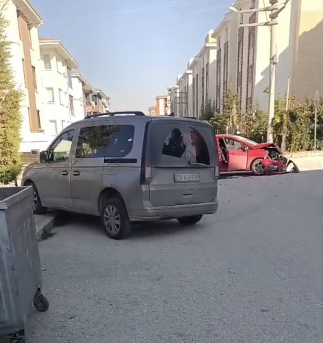 Eskişehir Tepebaşı'nda hafif ticari araçla çarpışan otomobilin önü parçalandı